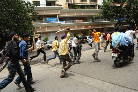 Téléchargez les photos : Manifestation de la communauté sikhe contre le licenciement du garde du corps du chef de la dera saccha sauda ram rahim à Mulund à Bombay Mumbai, Maharashtra, Inde - en image libre de droit