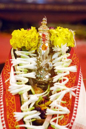 Téléchargez les photos : Idole en métal argenté richement décorée du seigneur Ganesh éléphant dirigé Dieu ; Ganapati festival année 2008 à Pune ; Maharashtra ; Inde - en image libre de droit