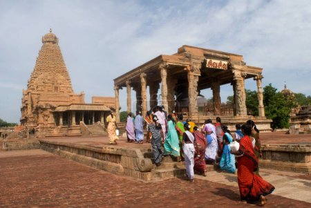Foto de Devotos que vienen al templo de Brihadeshwara también llamado templo grande construido en el décimo siglo AD Por Raja Raja Chola Dedicado al señor Shiva en Thanjavur, Tamil Nadu, la India - Imagen libre de derechos