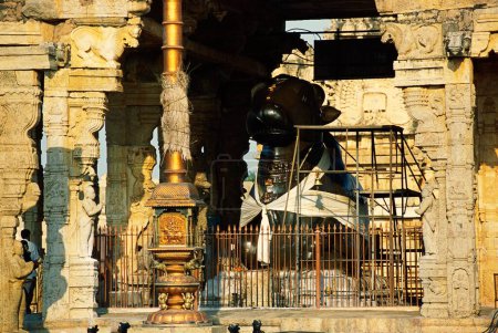 Solo bloque de granito Nandi 25 toneladas y 20 pies de largo en Brihadeshwara templo, Thanjavur, Tamil Nadu, India