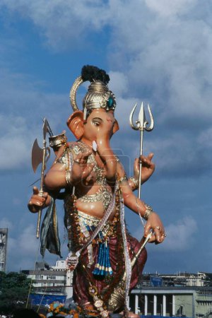 Téléchargez les photos : Immense idole de Lord Ganesh, Girgaum Chowpatty, Mumbai, Maharashtra, Inde - en image libre de droit