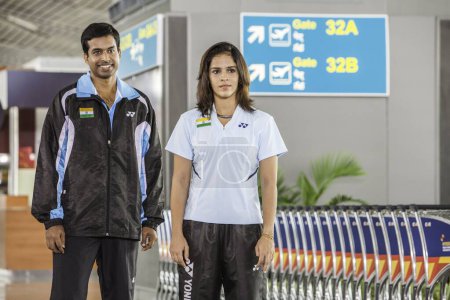 Téléchargez les photos : Saina Nehwal et Pullela Gopichand à l'aéroport d'Hyderabad andhra pradesh Inde Asie - en image libre de droit