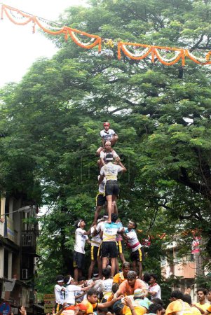 Foto de Govinda haciendo pirámide humana para romper Dahi Handi, Janmashtami janmashtmi gokul ashtami govinda festival, Dadar, Bombay Mumbai, Maharashtra, India - Imagen libre de derechos