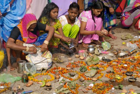 Téléchargez les photos : Filles exécutant pooja avec des guirlandes de bâtons d'encens avec des diyas à Dasasaswamedh ghat, Varanasi, Uttar Pradesh, Inde - en image libre de droit