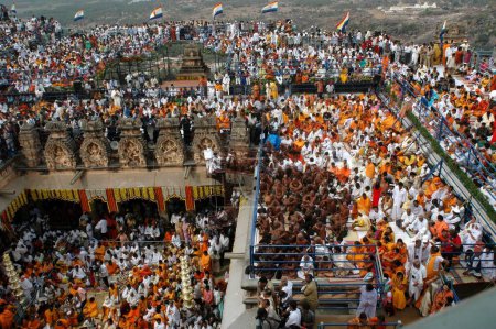 Téléchargez les photos : Des gens du monde entier se rassemblent pour célébrer la cérémonie d'onction de la tête de Mahamastakabhisheka du saint jaïn Gomateshwara, seigneur Bahubali, Shravanabelagola, Karnataka, Inde - en image libre de droit