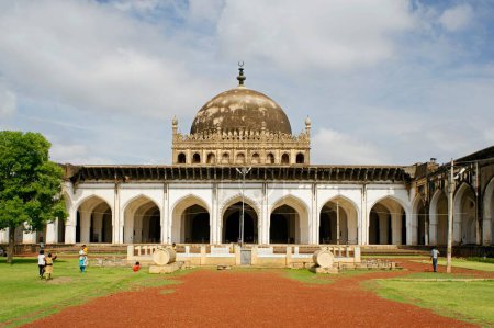 Téléchargez les photos : Architecture islamique Jama Masjid construite par Ali Adil Shas I en 1557-1580 ; Bijapur ; Karnataka ; Inde - en image libre de droit