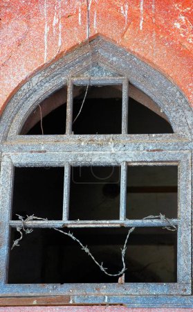Téléchargez les photos : Sept vitraux cassés du palais Kalaideh, Ujjain, Madhya Pradesh, Inde - en image libre de droit