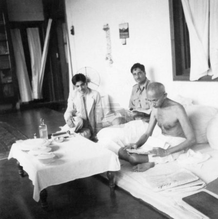 Foto de Mahatma Gandhi y dos visitantes, 1938 - Imagen libre de derechos