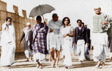 Téléchargez les photos : Rajkumari Amrit Kaur, Mahatma Gandhi, Dr Sushila Nayar et Mahadev Desai, Inde, Asie, décembre 1924 - en image libre de droit