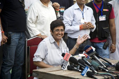 Téléchargez les photos : Kiran Bedi conférence de presse à Ramlila Maidan nouveau delhi Inde Asie - en image libre de droit