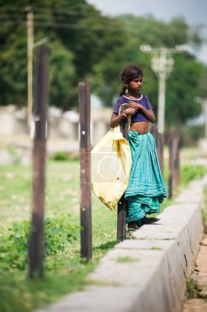 Téléchargez les photos : Rag picker girl debout au bord de la route, Rajasthan, Inde - en image libre de droit