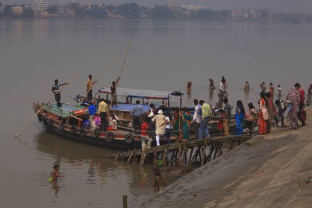 Téléchargez les photos : Bateaux en bois en huilée rivière, kolkata, ouest du Bengale, Inde, Asie - en image libre de droit