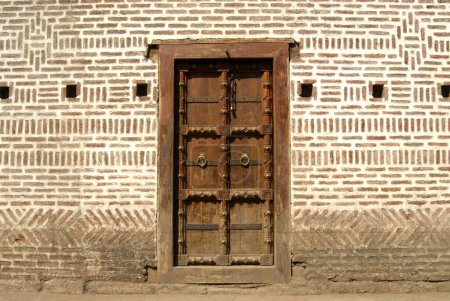 Puerta tallada en madera rica fijada en ladrillo en la entrada del segundo palacio de Vishrambaug Wada de Peshve el rey de Maratha; Pune; Maharashtra; India