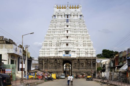 Téléchargez les photos : Gopura de Devarajaswami Temple Kanchipuram au Tamilnadu Inde Asie - en image libre de droit