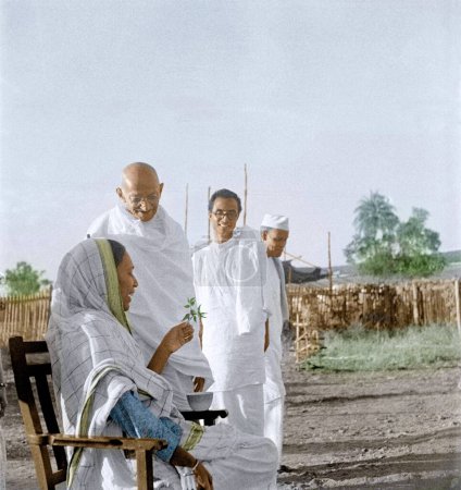 Foto de Mahatma Gandhi hablando con Jankidevi Bajaj, Wardha, Maharashtra, India, Asia, 1941 - Imagen libre de derechos