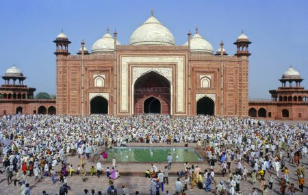 Téléchargez les photos : Prières musulmanes à Taj Mahal, Agra, Uttar Pradesh, Inde - en image libre de droit