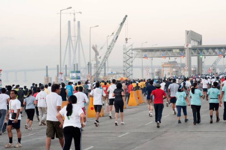 Téléchargez les photos : Marathon runners on sea link, Bombay Mumbai, Maharashtra, Inde - en image libre de droit