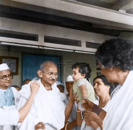 Téléchargez les photos : Mahatma Gandhi avec la fille et l'épouse du Dr Dinshah Mehta, Pune, Inde, Asie, juin 1944 - en image libre de droit
