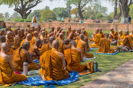 Téléchargez les photos : Moines bouddhistes dhamekh stupa, sarnath, uttar pradesh, Inde, Asie - en image libre de droit