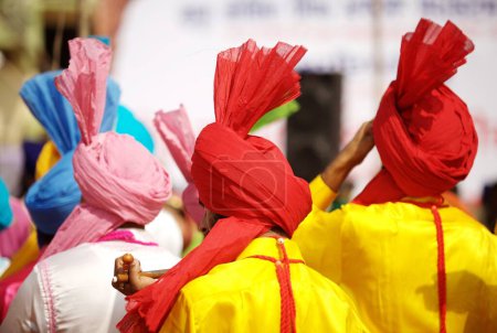Téléchargez les photos : Jeunes garçons sikhs en tenue traditionnelle colorée lors des événements culturels organisés pour les célébrations du 300e anniversaire de la consécration du perpétuel Guru Granth Sahib, Nanded, Maharashtra, Inde - en image libre de droit