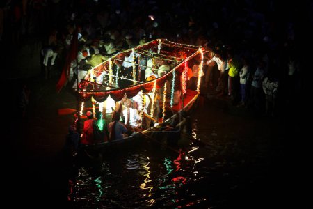 Petit bateau royal décoré de fleurs et de lumières pour l'immersion du seigneur Ganesh, Sangli, Maharashtra, Inde 
