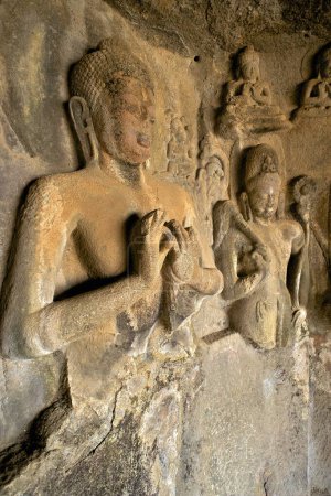 Statues de Bouddha dans le temple de grotte hinyana grottes pandav premier siècle avant JC au deuxième siècle après JC ; Satavahana ; Nasik ; Maharashtra ; Inde