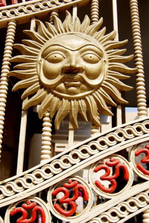 Sonne und Omkar-Zeichen am metallischen Eingangstor des Bada Ganesh Tempels in Indore; Madhya Pradesh; Indien