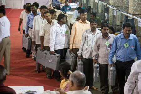 Téléchargez les photos : Fonctionnaires électoraux avec machines de vote électronique Mumbai Maharashtra Inde Asie - en image libre de droit