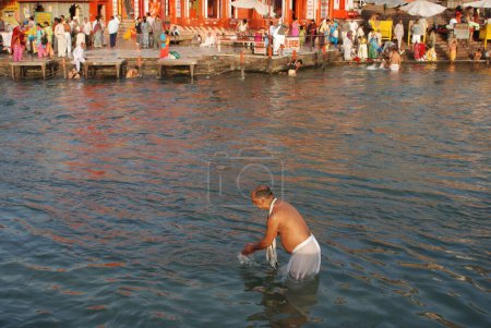 Téléchargez les photos : Plongée sacrée dans la rivière Ganga, Har Ki Pauri, Haridwar, Uttar Pradesh, Inde - en image libre de droit