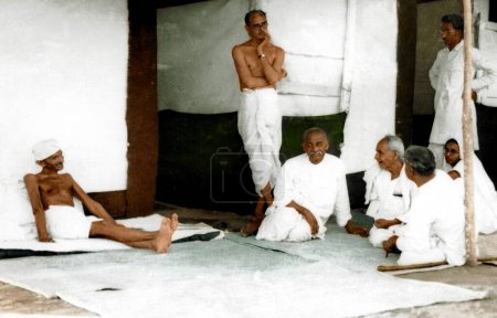 Téléchargez les photos : Mahatma Gandhi avec ses associés au camp de secours contre la peste de Borsad, Gujarat, Inde, Asie, 25 mai 1935 - en image libre de droit