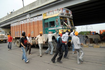 Téléchargez les photos : Sikhs protestant pour dera saccha sauda at, Mulund, Bombay, Mumbai, Maharashtra, Inde - en image libre de droit