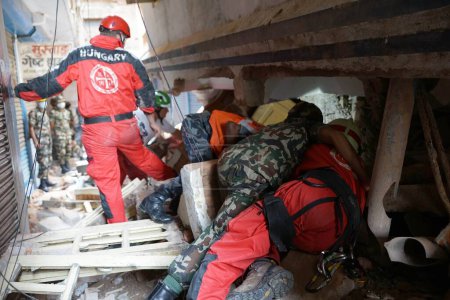 Téléchargez les photos : Secouristes à la recherche de cadavres, tremblement de terre, népal, asie - en image libre de droit
