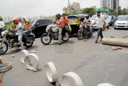 Téléchargez les photos : Sikhs bloquant l'autoroute protestant pour dera saccha sauda à, Mulund, Bombay, Mumbai, Maharashtra, Inde - en image libre de droit