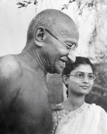 Foto de Mahatma Gandhi y Abha Gandhi en Pune, 1944 - Imagen libre de derechos
