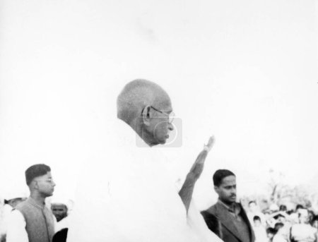 Foto de Mahatma Gandhi en una reunión pública en Noakhali Bengala Oriental, después de los disturbios entre hindúes y musulmanes, noviembre 1946 - Imagen libre de derechos