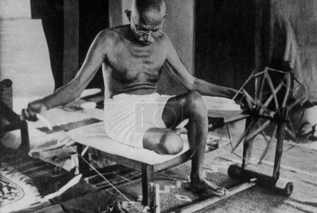 Téléchargez les photos : Mahatma gandhi travaillant sur la roue tournante Inde 1946 - en image libre de droit