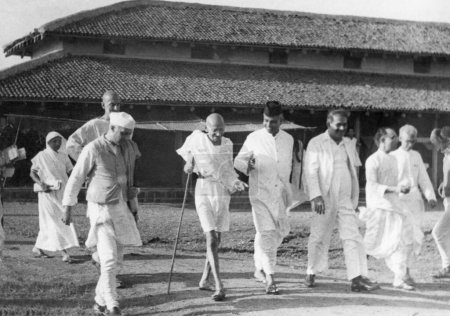 Foto de Manibehn Patel, Khan Abdul Gaffar Khan, Jawaharlal Nehru, Mahatma Gandhi, Dr. Jeevraj Mehta, Dr. Gilder y Pyarelal Nayar caminando en el Ashram Sevagram, 1942 - Imagen libre de derechos
