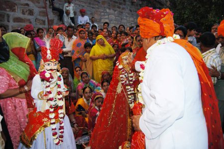 Foto de Maharajá de Jodhpur Shri Gajsingh ofreciendo tika a Gangaur, Jodhpur, Rajastán, India - Imagen libre de derechos