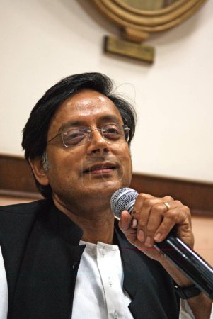 Foto de Shashi Tharoor Ministro de Estado para Asuntos Exteriores de la India 22-abril-2009 - Imagen libre de derechos