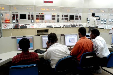 Foto de Hombres trabajando en detalle en la sala de control de la central atómica de Tarapur Unidad 3 y 4; Tarapur; Bombay Mumbai; Maharashtra; India - Imagen libre de derechos