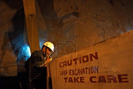 Foto de Ingeniero verificando excavación en sitio de proyecto hidroeléctrico, Uri, Jammu y Cachemira, India 6, abril, 2008 - Imagen libre de derechos