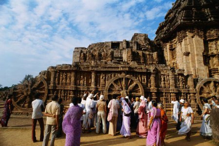 Téléchargez les photos : Touriste au temple du soleil de Konarak Monument du patrimoine mondial, Konarak, Orissa, Inde - en image libre de droit