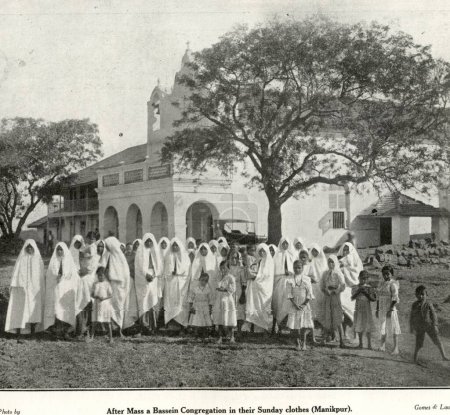 Foto de Comunidad católica después de misa congregación Bassein en su ropa de domingo Manikpur, Vasai, Maharashtra, India - Imagen libre de derechos