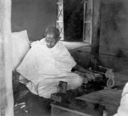 Foto de Mahatma Gandhi girando en su cabaña en el Ashram Sevagram, 1939 - Imagen libre de derechos
