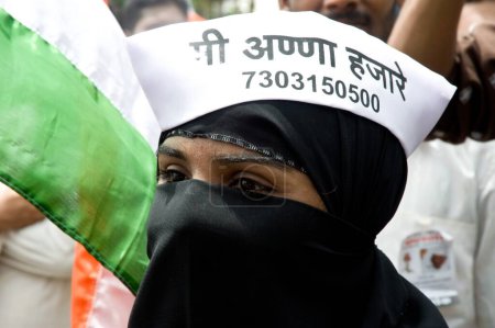 Téléchargez les photos : Dame musulmane soutenant Anna Hazare pour l'activiste anti-corruption mumbai Maharashtra Inde Asie - en image libre de droit