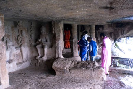 Foto de Estatua de Buda tallada en la pared; Pandav Leni; Nashik; Maharashtra; India - Imagen libre de derechos