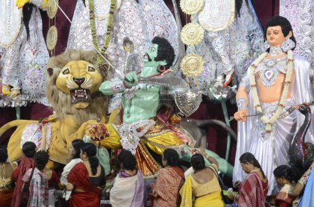 Téléchargez les photos : Femme priant la déesse Durga puja festival, Kolkata, Bengale occidental, Inde, Asie - en image libre de droit
