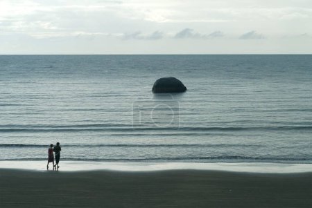 Téléchargez les photos : Un couple marchant à la plage de Palolem ; Goa ; Inde - en image libre de droit