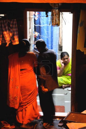 Téléchargez les photos : Prostituée avec le client à kamathipura, Bombay Mumbai, Maharashtra, Inde - en image libre de droit