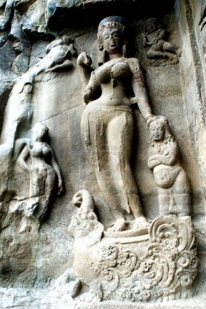 Estatua tallada en la pared en las cuevas de Ellora; Aurangabad; Maharashtra; India
